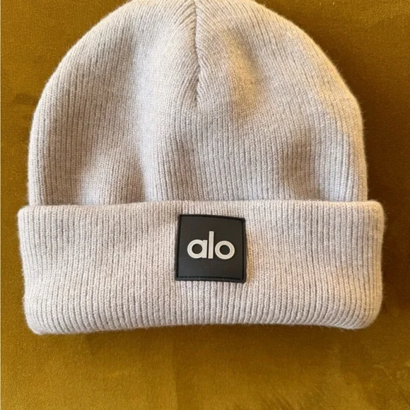 ALO Yoga Everyday Beanie - Athletic Heather Gray - Unisex - Picture 1 of 2